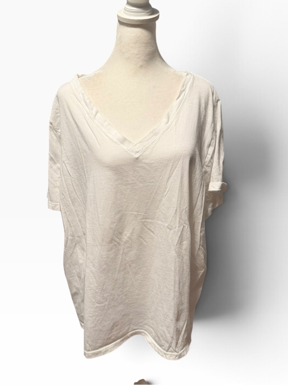 Ava & Viv White Cotton V-Neck Tee. Size 1X. GUC
